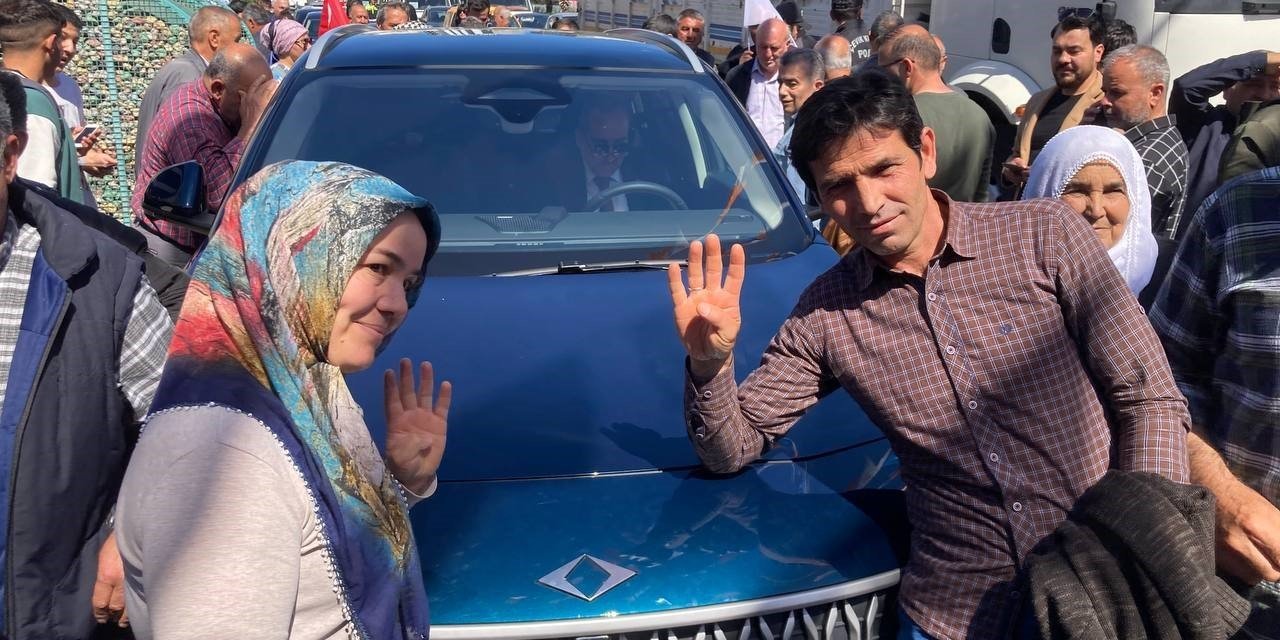 Bakan Nebati Togg’la Geldi, Vatandaşlar Araçtan Gözlerini Alamadı