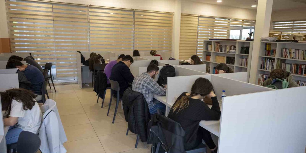 Mersin’de Öğrenciler, Sınava Okuma Salonlarında Çalışıyor