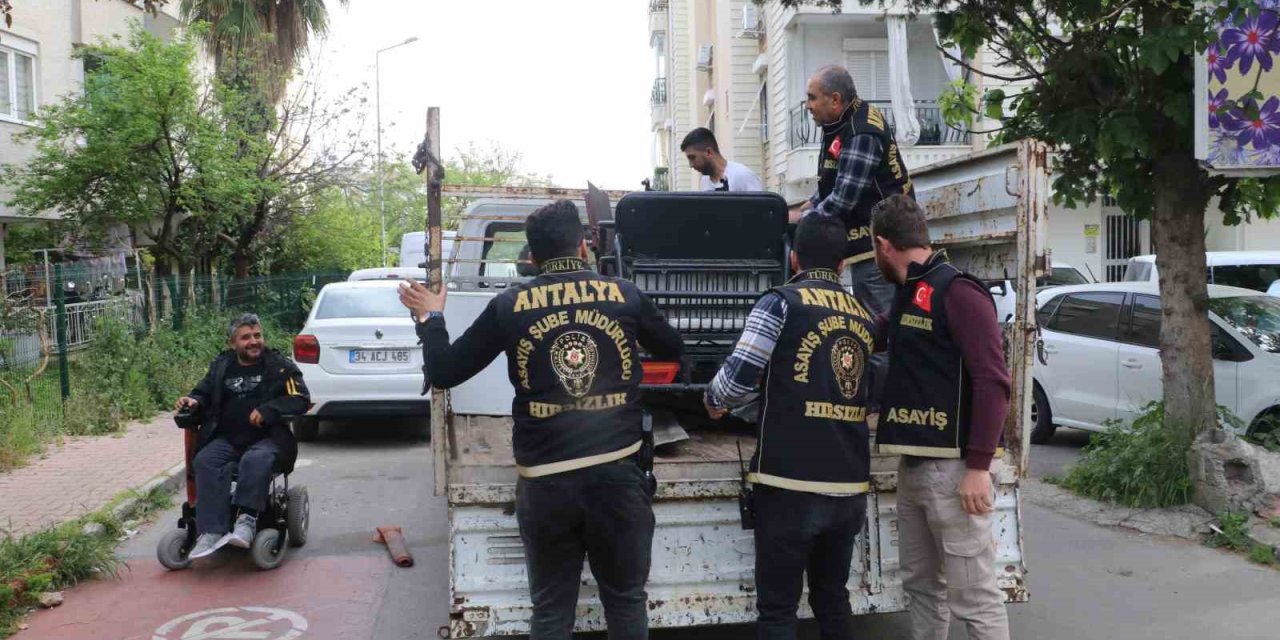 Polis, Bedensel Engellilerin Çalınan Ekmek Teknelerini Bulup Ayaklarına Kadar Getirdi