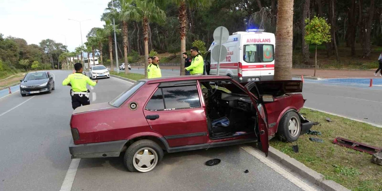 Palmiyeye Çarpan Otomobil Hurdaya Döndü, Sürücüsü Kazayı Hafif Yaralı Atlattı