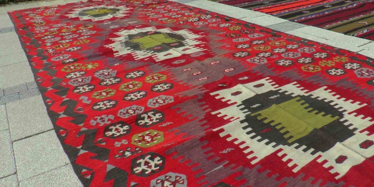 120 Yıllık Kilim Zamana Meydan Okuyor