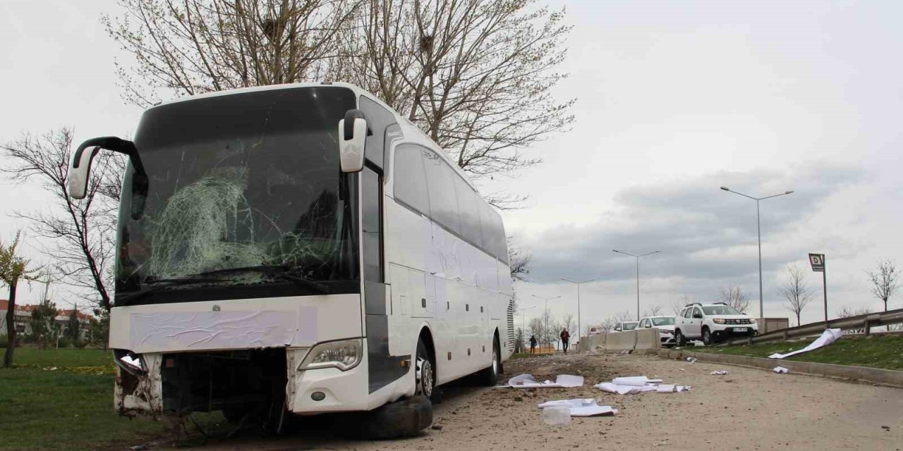 Yoldan Çıkan Yolcu Otobüsündeki 17 Kişi Yaralandı