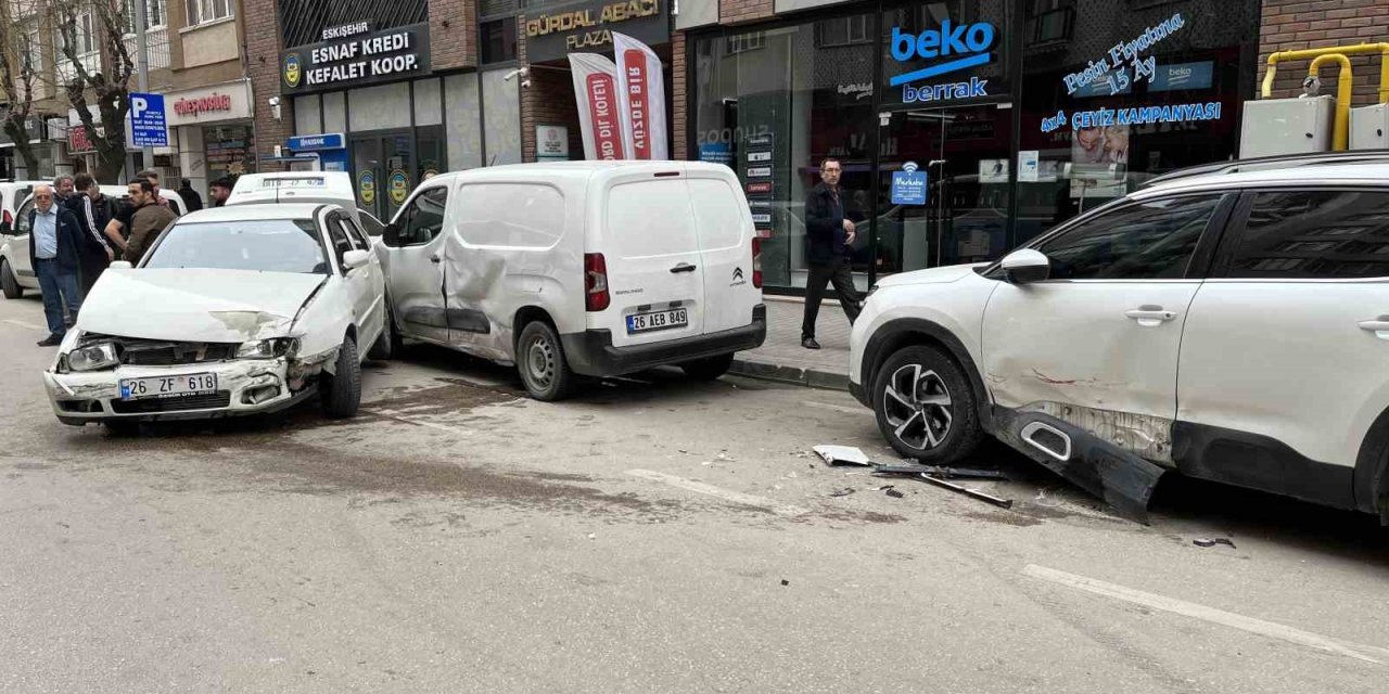 Direksiyon Hakimiyetini Kaybeden Sürücü Park Halindeki 2 Araca Çarptı