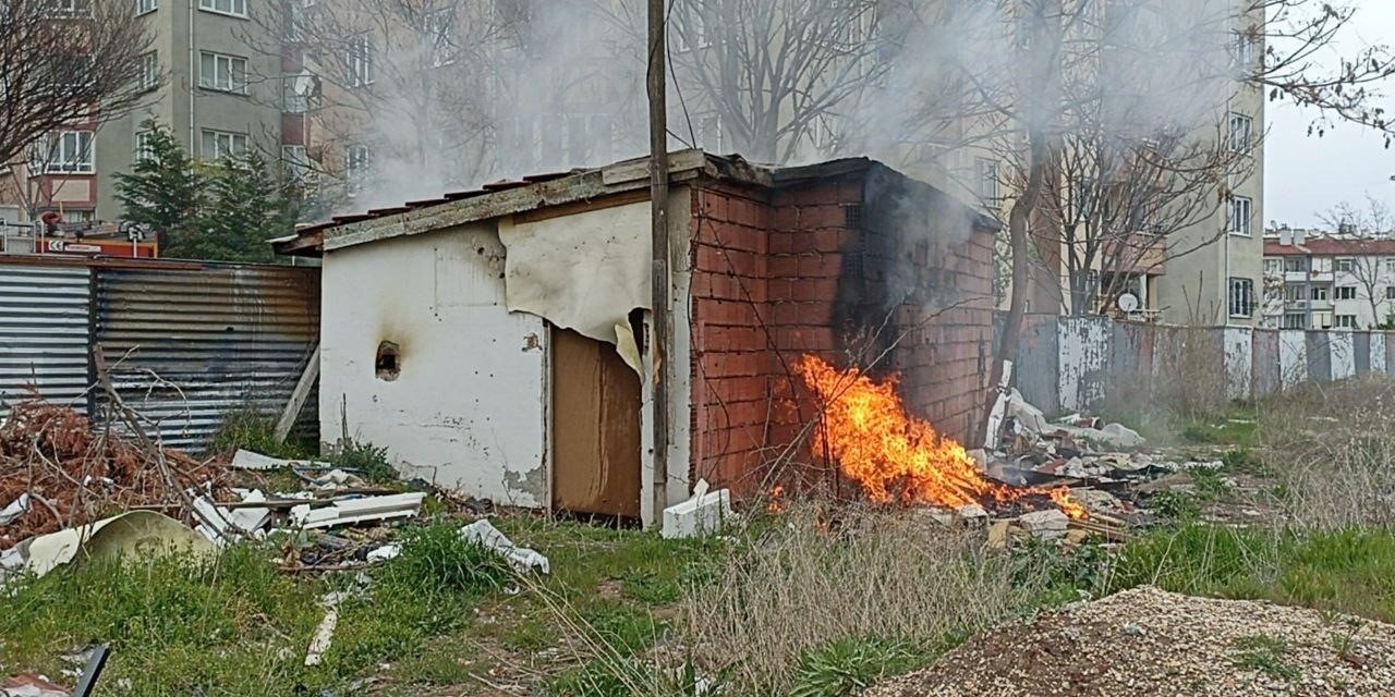 Metruk Evde Çıkan Yangına İtfaiye Ekipleri Müdahale Etti