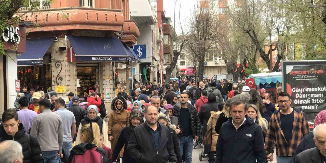 Bayram Öncesi Son Hafta Sonunda Sokaklar Doldu Taştı