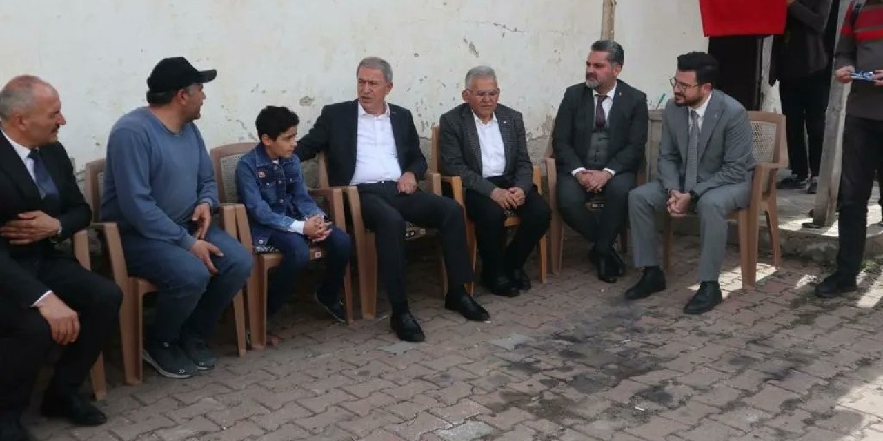 Bakan Akar’dan Şehit Çocuğuna Duygulandıran Ziyaret