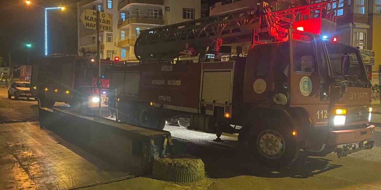 Antalya’da Ev Yangınında 1 Kişi Dumandan Etkilendi