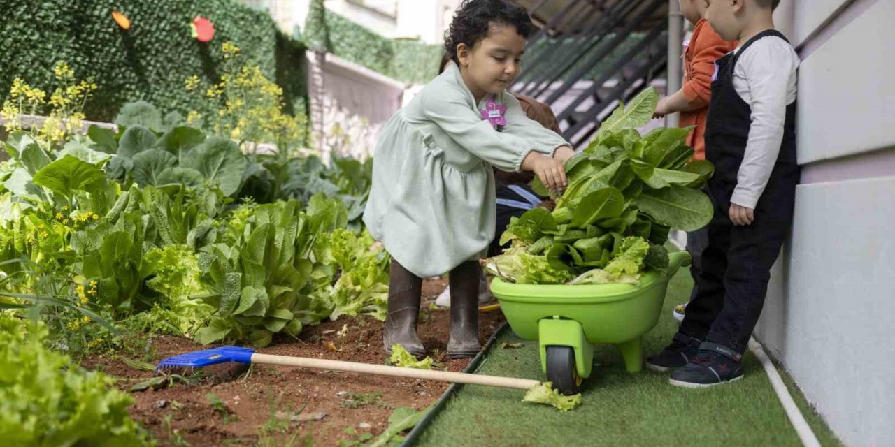 Mersin’de Öğrenciler, Yetiştirdikleri Sebzeleri Depremzedelere İkram Etti