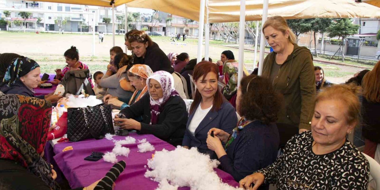 Kadınlar Hem Üretiyor Hem Sosyalleşiyor