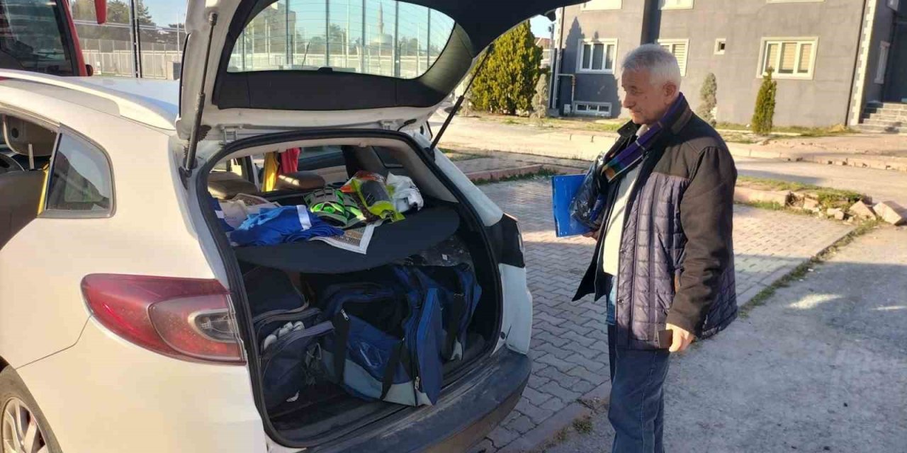 Tarihi Spor Kulübünü Arabasının Bagajında Yaşatıyor