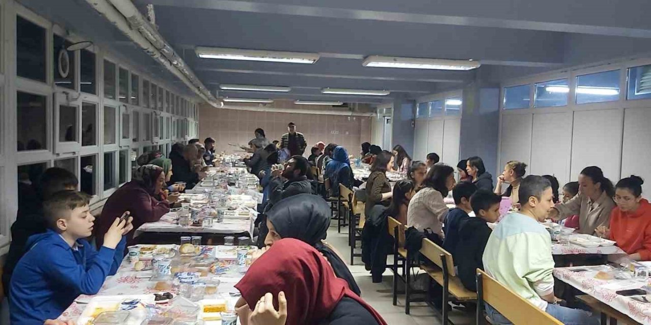 Depremzedelere Manevi Destek İftarı