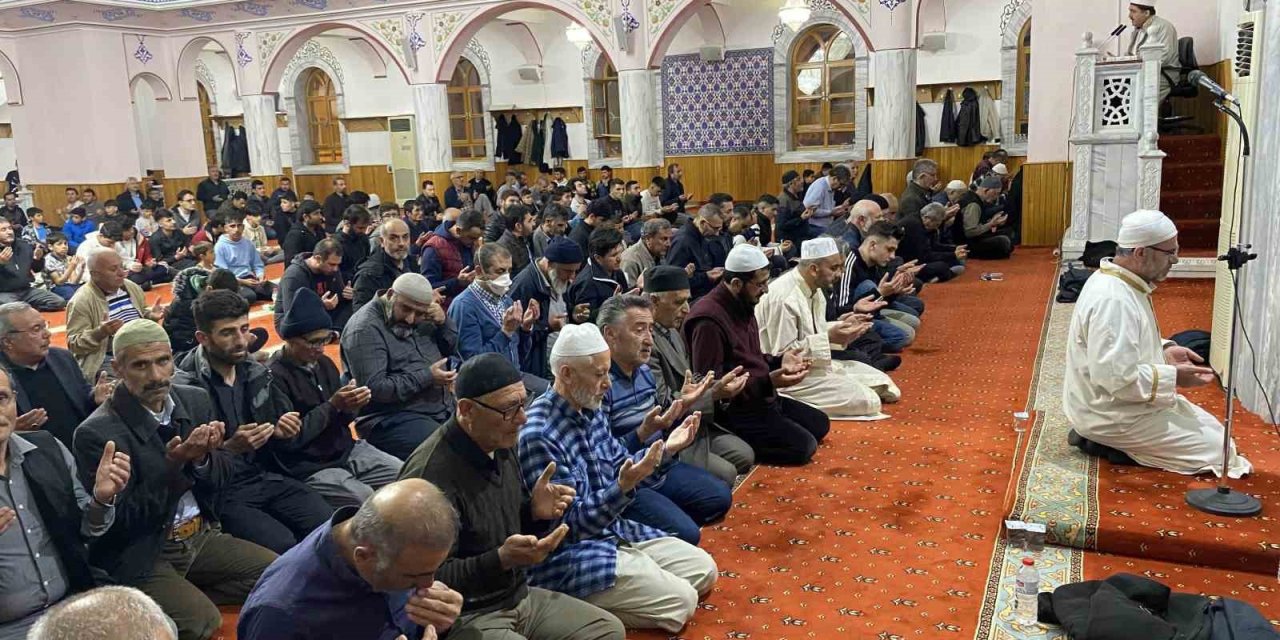 Kulu’da Kadir Gecesi’nde Vatandaşlar Camilere Akın Attı