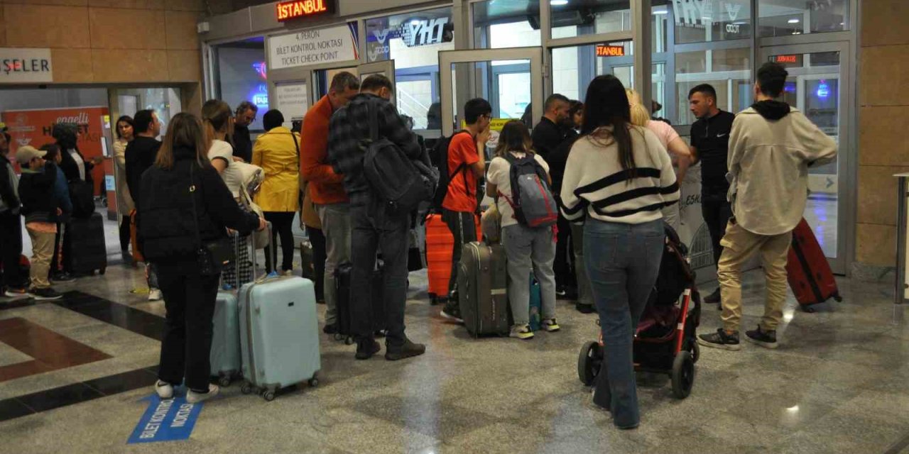 Tren İstasyonunda Bayram Yoğunluğu Başladı