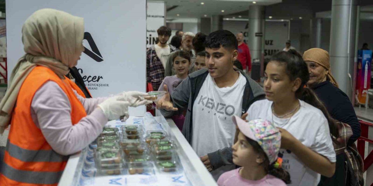 Mersin’de Kadir Gecesinde 10 Bin Paket Lokma Tatlısı Dağıtıldı