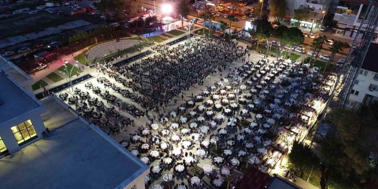 Döşemealtı Kent Meydanı’nda  5 Bin Kişi Aynı Anda İftar Açtı