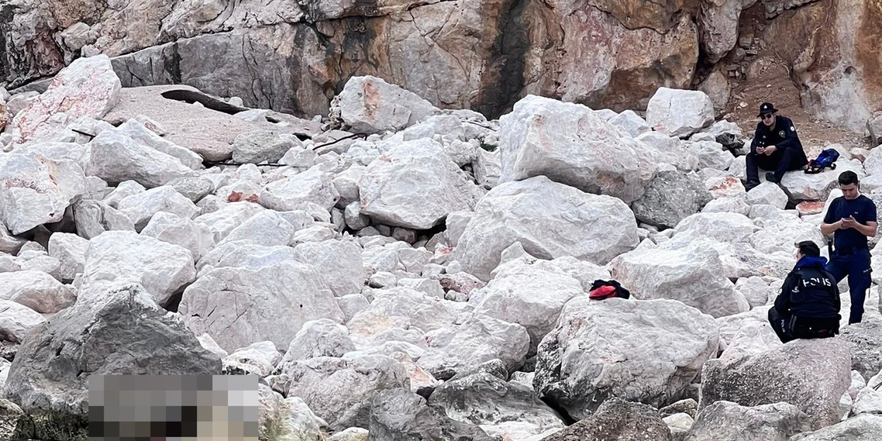 Tekneyle Gezen Turistler Fark Etti, Adada Kadın Cesedi Bulundu