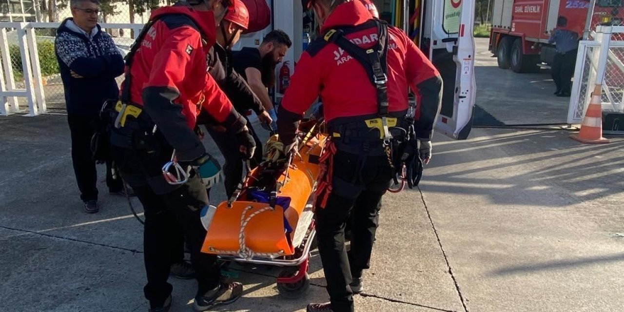 Dağlık Alana Düşen Paraşütçüye Jandarma Helikopteriyle Kurtarma