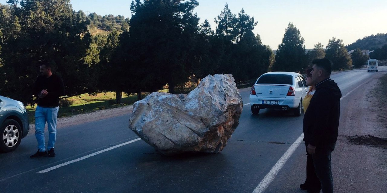 Tonlarca Ağırlığındaki Kaya Yola Yuvarlandı