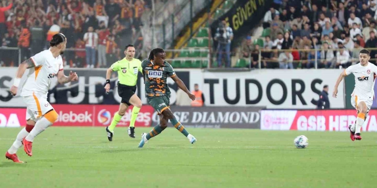 Spor Toto Süper Lig: Alanyaspor: 1 - Galatasaray: 2 (ilk Yarı)