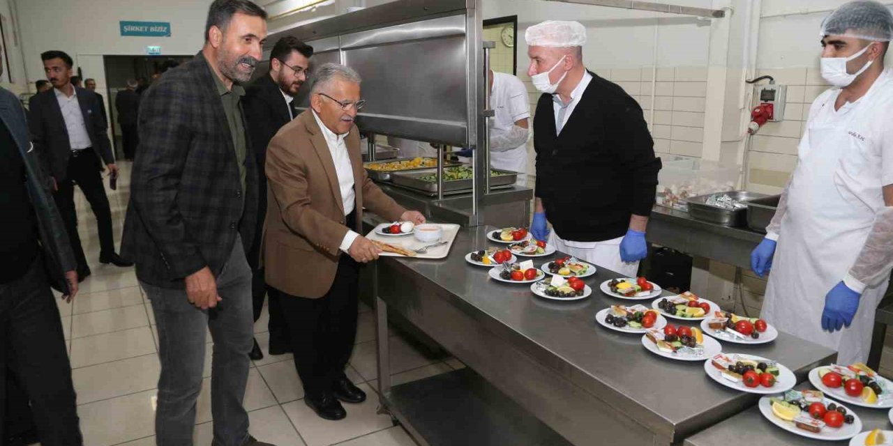 Bakan Akar Ve Başkan Büyükkılıç, Sahuru Mobilya İşçileriyle Yaptı