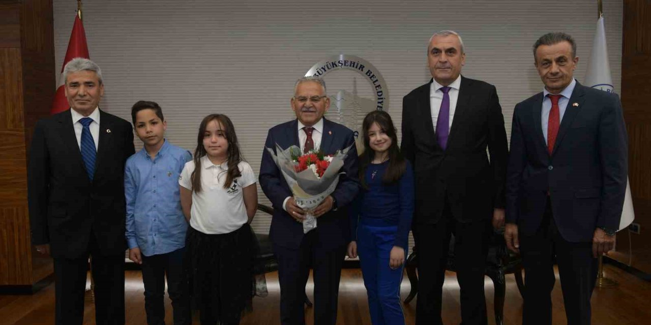 Başkan Büyükkılıç, Koltuğunu Çocuklara Devretti