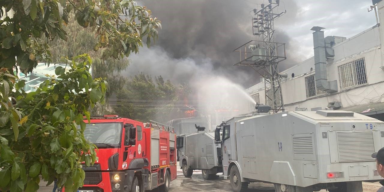 Mobilya Atölyesinde Yangın, Ekipler Müdahale Ediyor