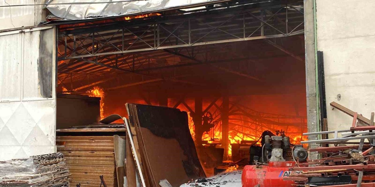 Mobilya Atölyesinde Başlayan Yangın İki Atölyeye Daha Sıçradı