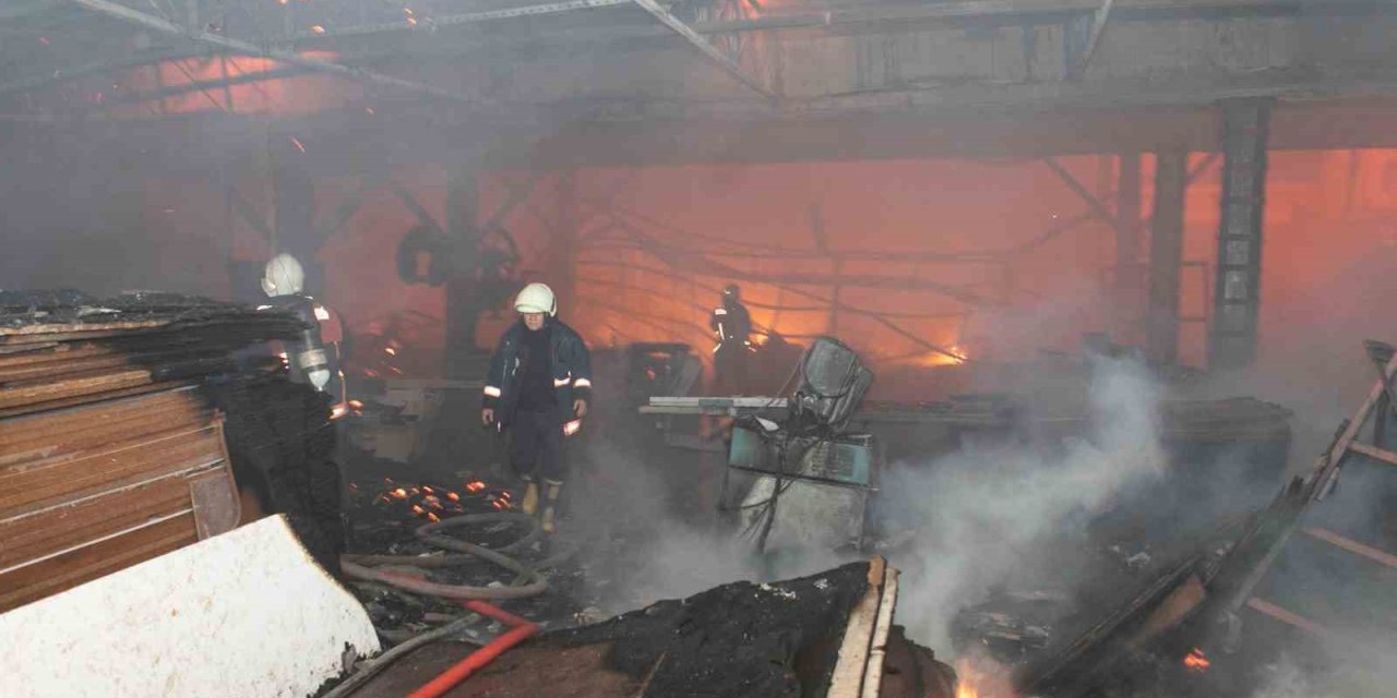 Mersin’de Mobilya Atölyesi Yangını Kontrol Altına Alındı
