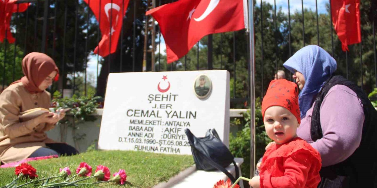 Antalya’da Mezarlıklarda Ziyaretçi Yoğunluğu Yaşandı