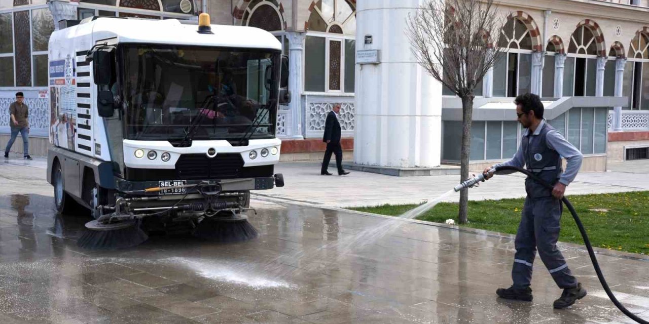 Selçuklu’da Camiler Gül Suyu İle Yıkandı