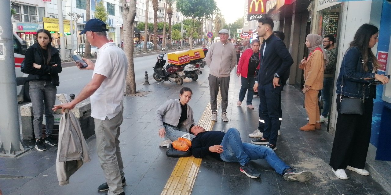 Kazada Yaralanan Adamı Acı İçerisinde Gören Genç Kız, Bir An Olsun Başından Ayrılmadı