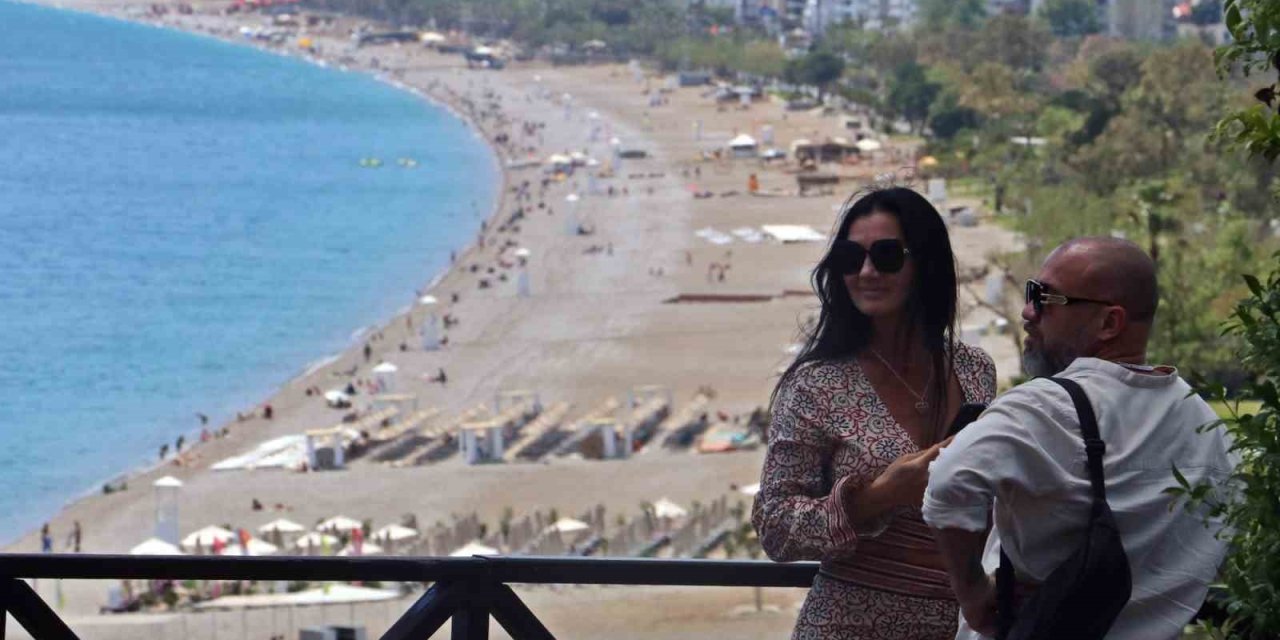 Konyaaltı Sahili’nde Bayram Öncesi Yoğunluğu