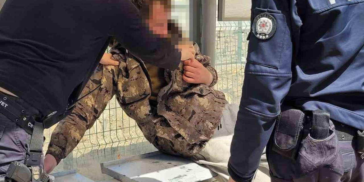 Otobüs Durağında Uyuyakalan Turist Polisi Harekete Geçirdi