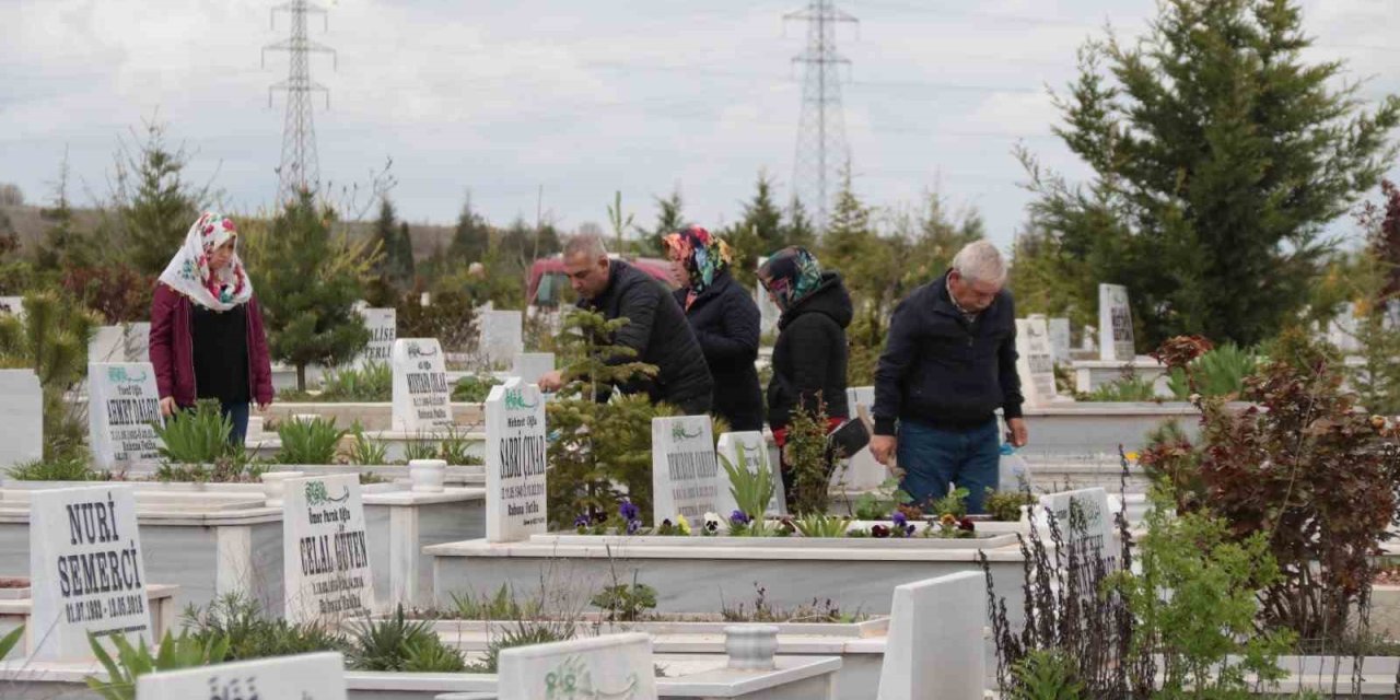 Eskişehir Asri Mezarlığı’nda Bayram Yoğunluğu