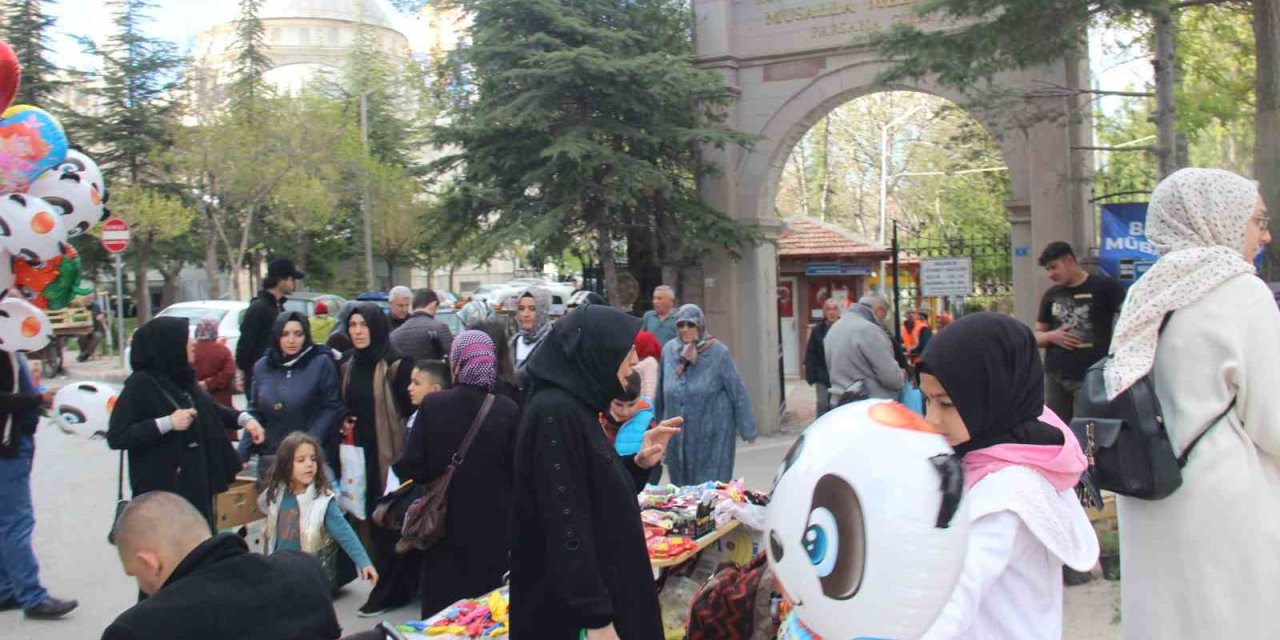 Konya’da Mezarlıklarda Bayram Yoğunluğu