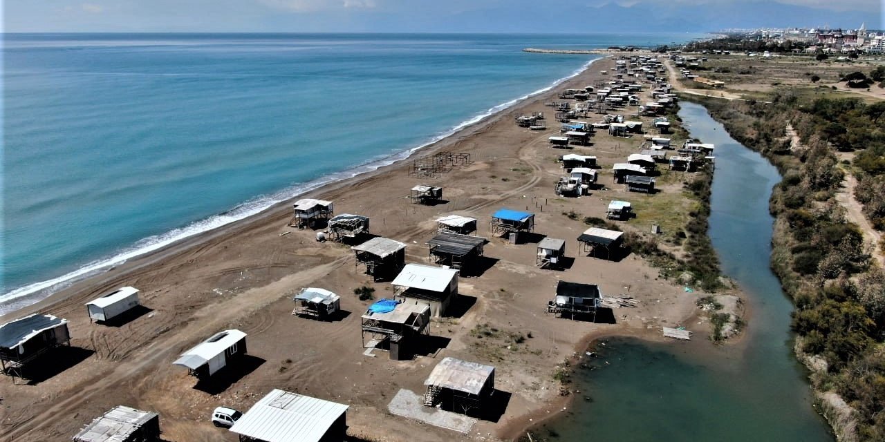 Antalya’da Otellere Komşu Denize Sıfır Çardaklarda Yangın: 4 Çardak Küle Döndü