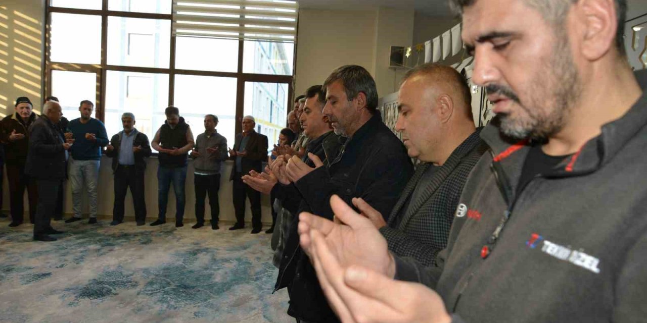 Kyk Yurdunda Kalan Depremzedeler Bayram Namazında Bir Araya Geldi