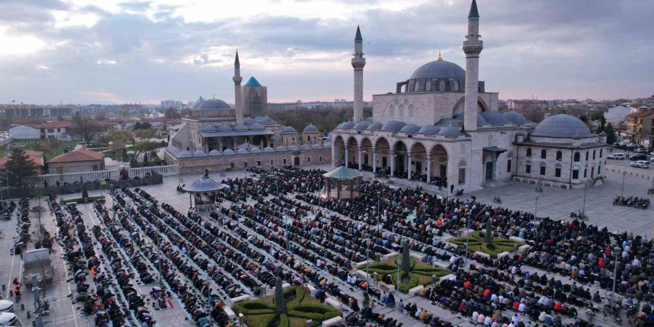 Binlerce Kişi Bayram Namazında Mevlana Meydanı’nda Buluştu