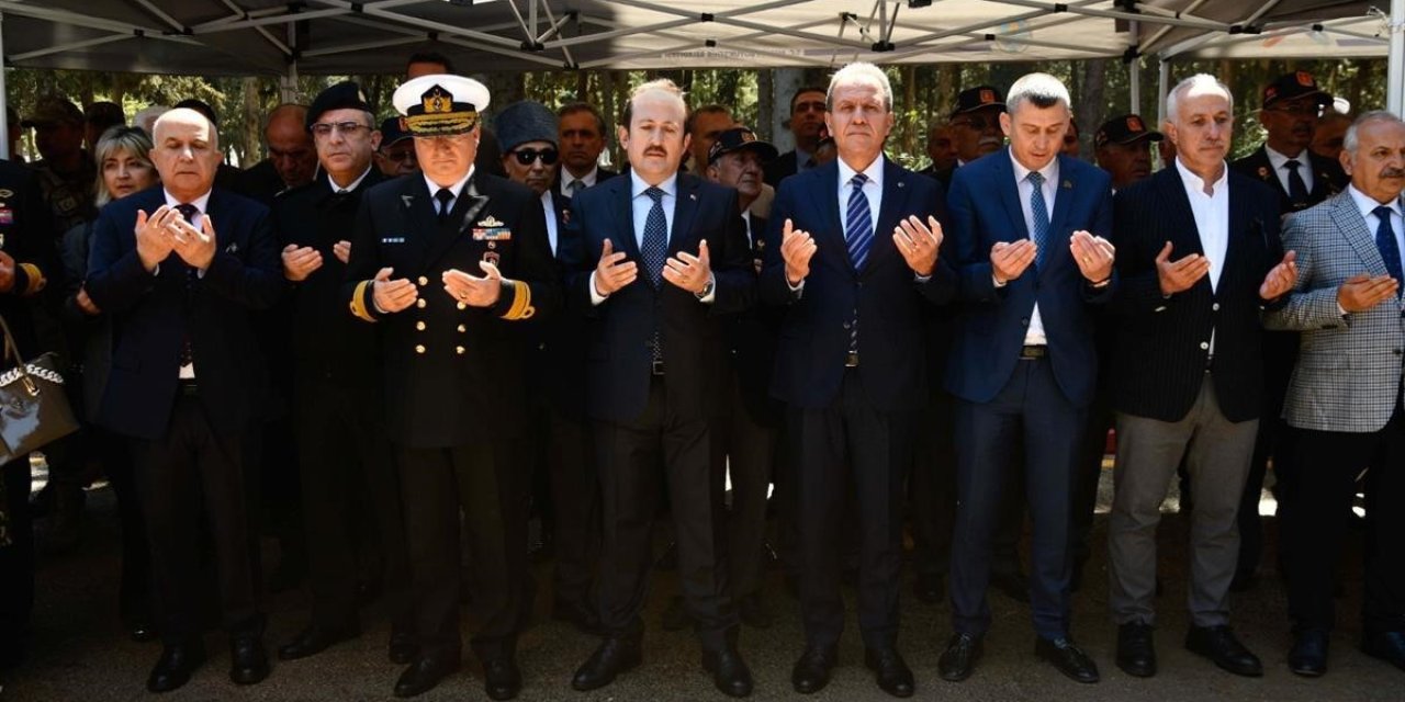 Şehitlikte Hüzünlü Bayramlaşma