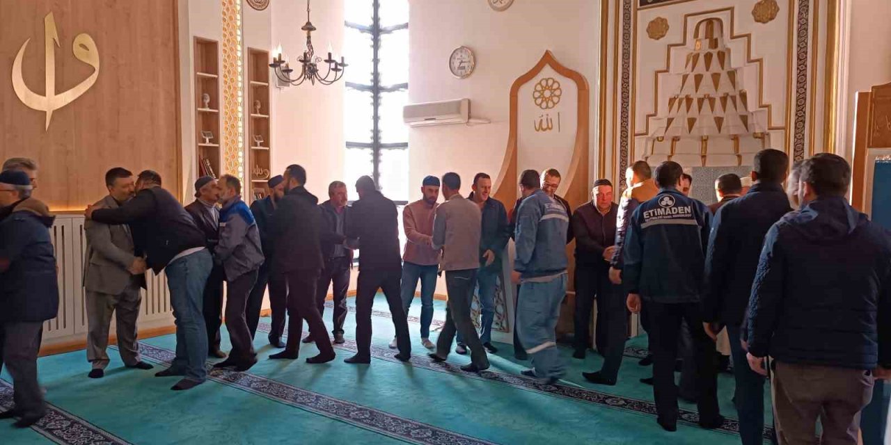 Bor İşçileri Mesai Öncesi Bayramlaştı