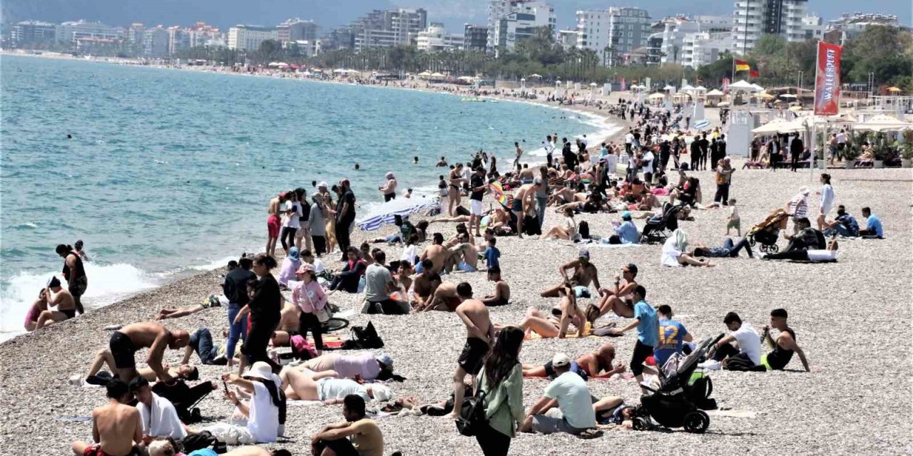 Antalya’da Dünyaca Ünlü Sahilde Bayram Yoğunluğu Yaz Aylarını Aratmadı