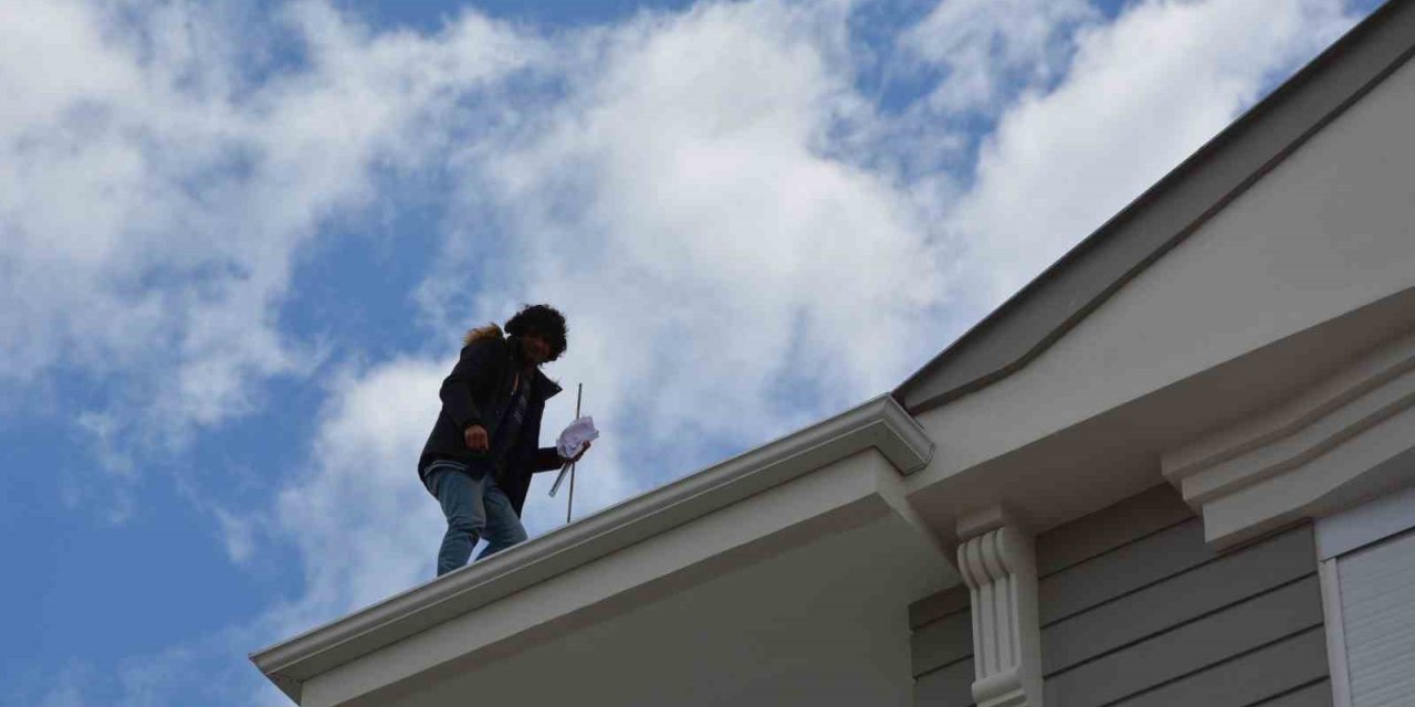 Protokolün Hastane Ziyareti Sırasında Çatıya Çıkıp Para İstedi