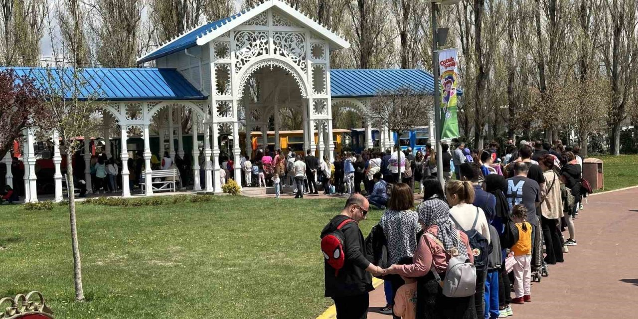 Eskişehir’deki Parklarda Bayram Yoğunluğu