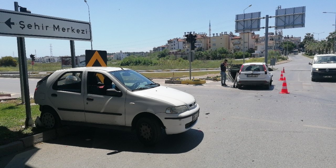 Manavgat’ta 2 Otomobil Çarpıştı:1 Yaralı