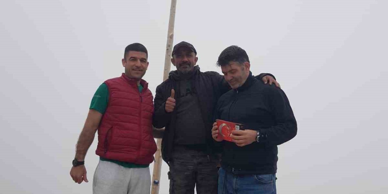 Bin 900 Rakımlı Zirvede Yıpranan Türk Bayrağını Değiştirdiler