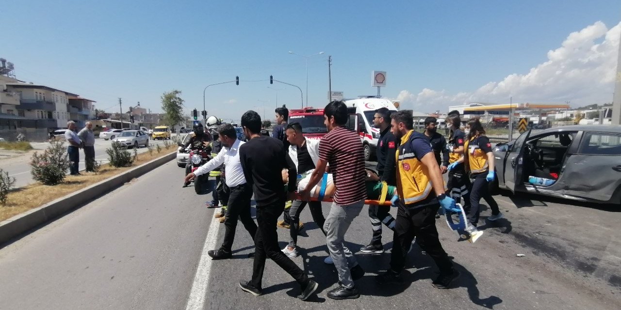 Antalya’da Yaya Geçidinde Bekleyen Otomobile Arkadan Gelen Kamyon Çarptı: 4 Yaralı
