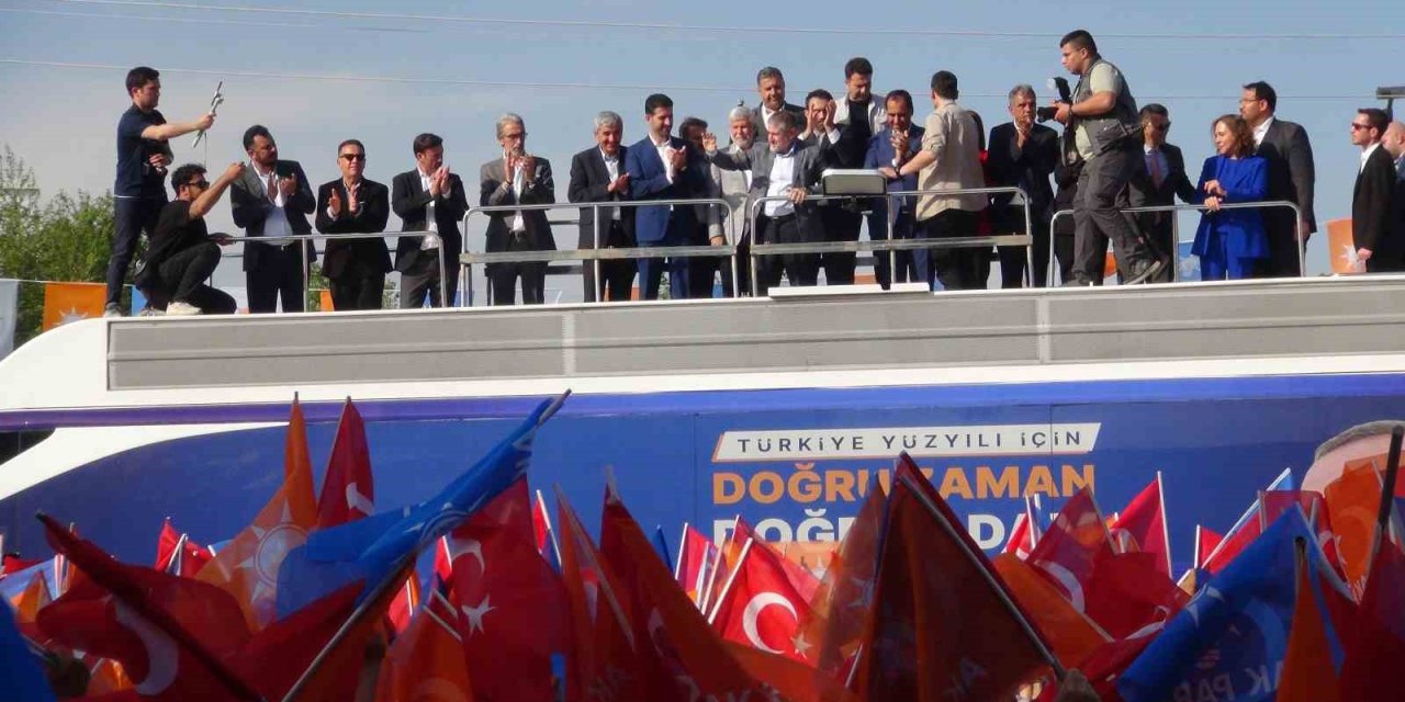 Bakan Nebati Silifke Yoğurdu İkram Edilince, "biri Yerken Başkası Bakmaz, Sonra Yiyeceğim" Dedi