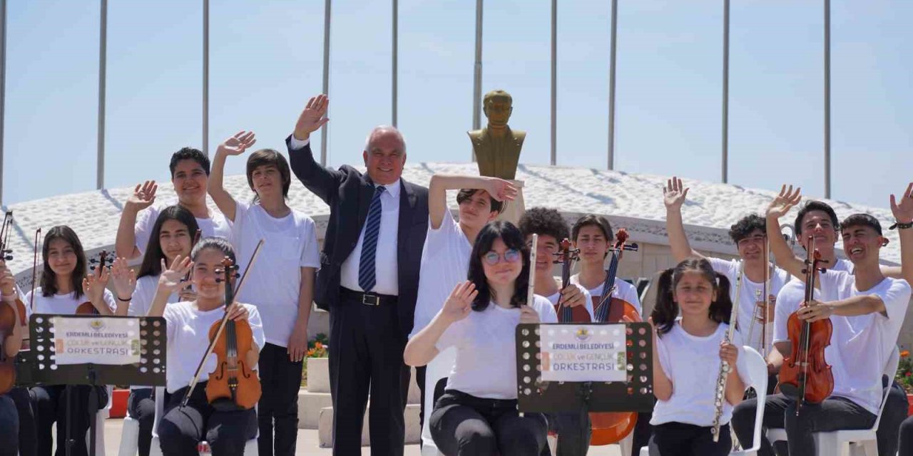 Depremzede Öğrenciler, "bir Başkadır Benim Memleketim" Şarkısını Seslendirdi
