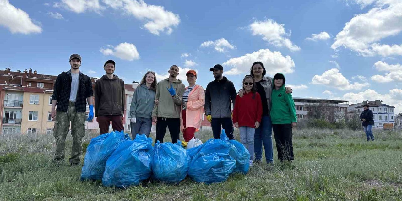 Eskişehir’de Rus Gönüllüler Poşetlerce Çöp Toplayıp Ardından Piknik Yaptı