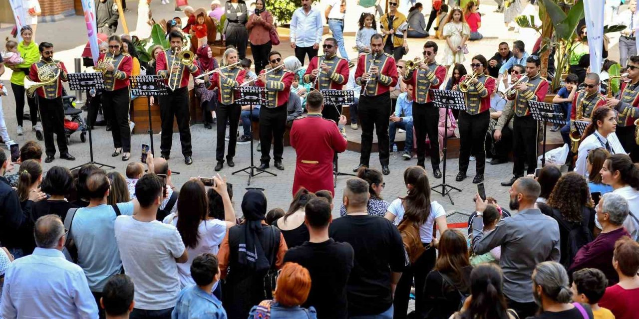 Mersin’de 23 Nisan’a Özel ’çocuk Şarkıları’ Etkinliği Düzenlendi